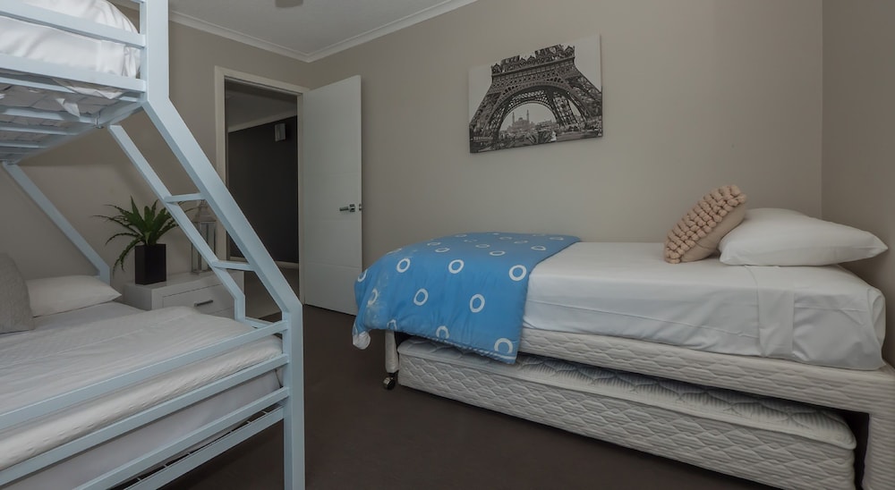 Pacific Plaza Apartments 28/75