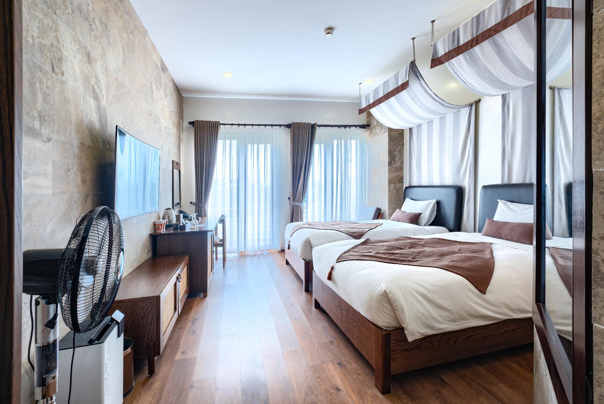 Room, Twin Beds, River View