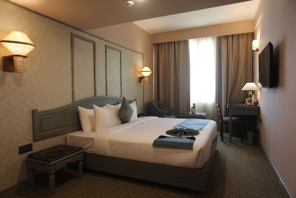 THE INTERNATIONAL HOTEL 18/40