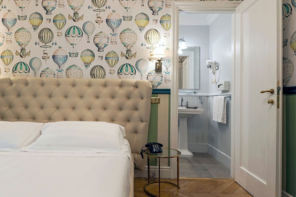 ROOM, DOUBLE OR TWIN BED