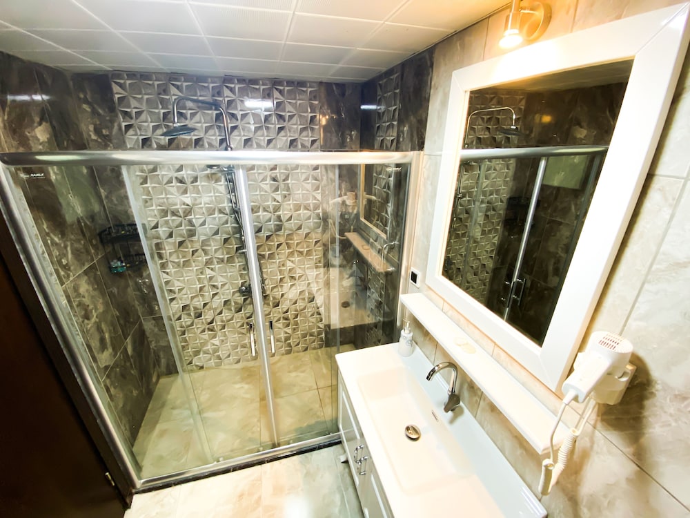 Omur Hotel 50/50