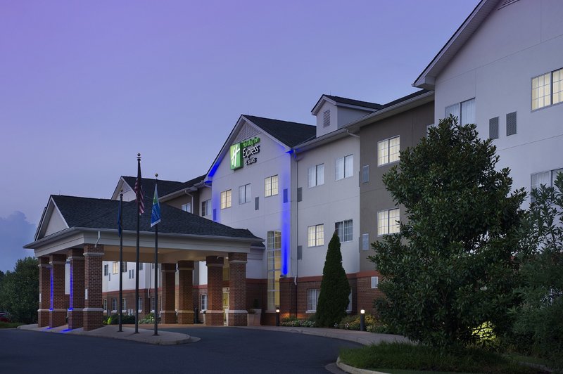 HOLIDAY INN EXPRESS & SUITES CHARLOTTESVILLE - RUCKERSVILLE 4/54