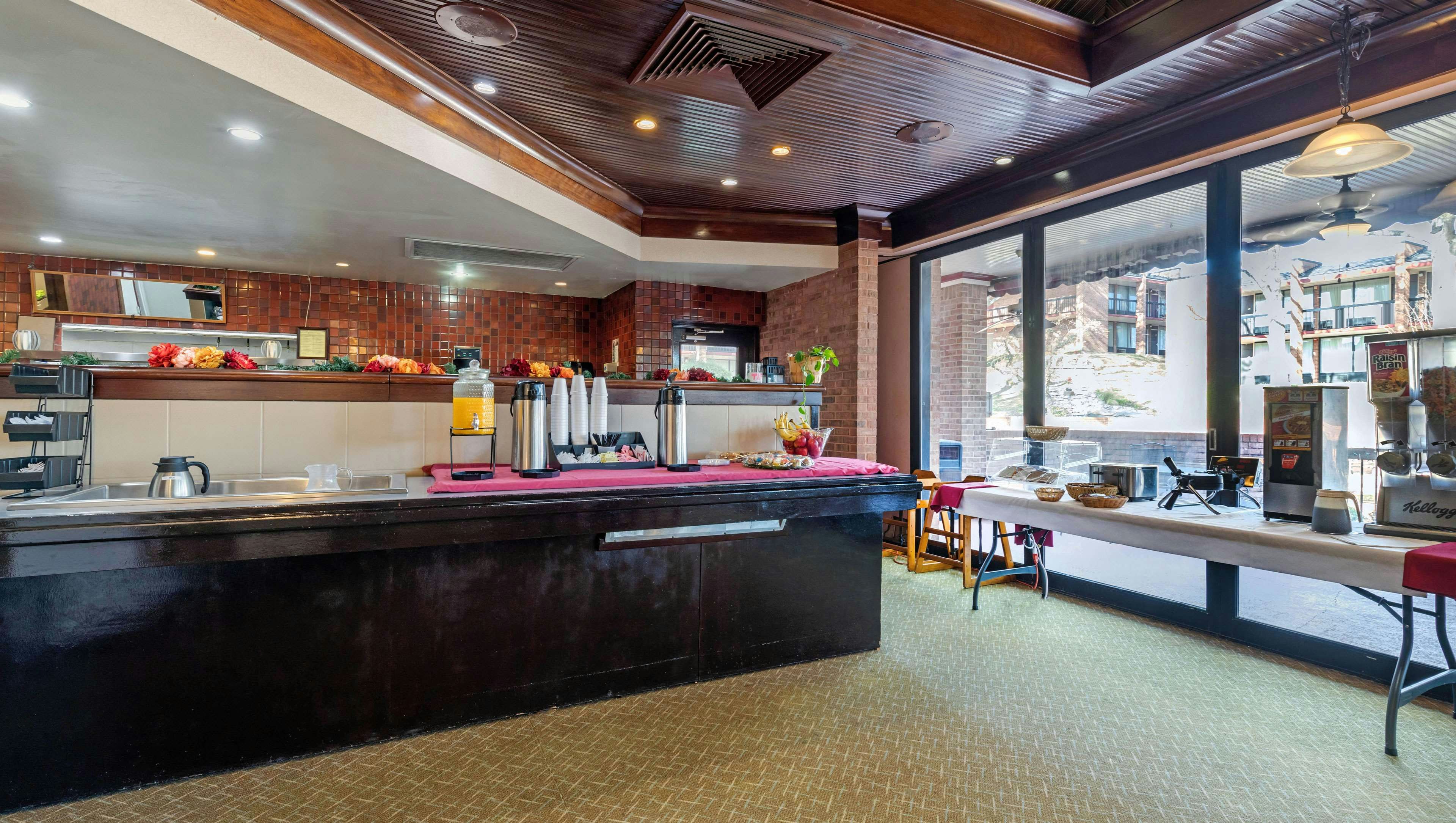 Magnuson Grand Hotel and Conference Center Tyler 6/59