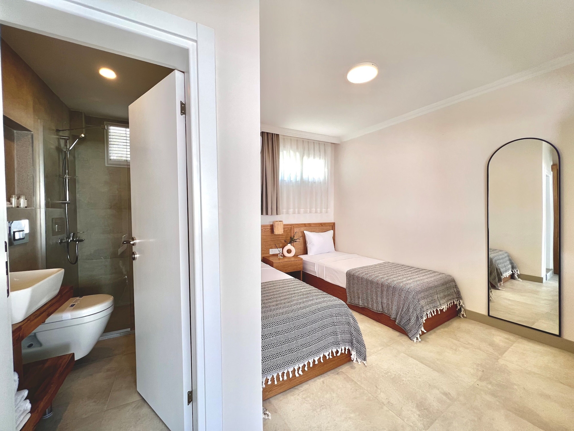 STANDARD, TWIN BEDS, COURTYARD VIEW
