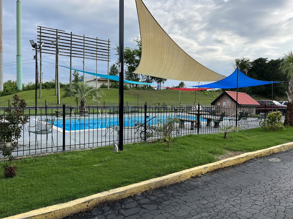 Country Hearth Inn and Suites Cartersville 15/34