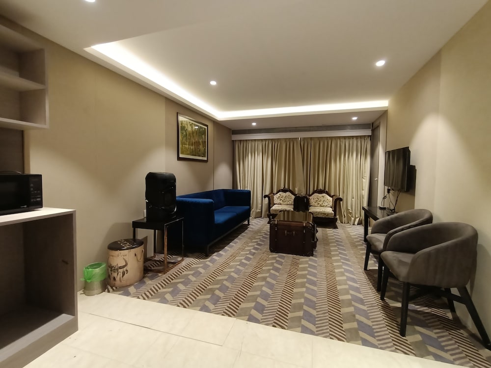 Hotel Highway Inn 15/17