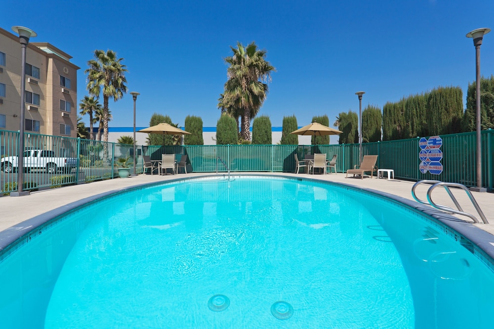 Holiday Inn Express Bakersfield in BAKERSFIELD - CA