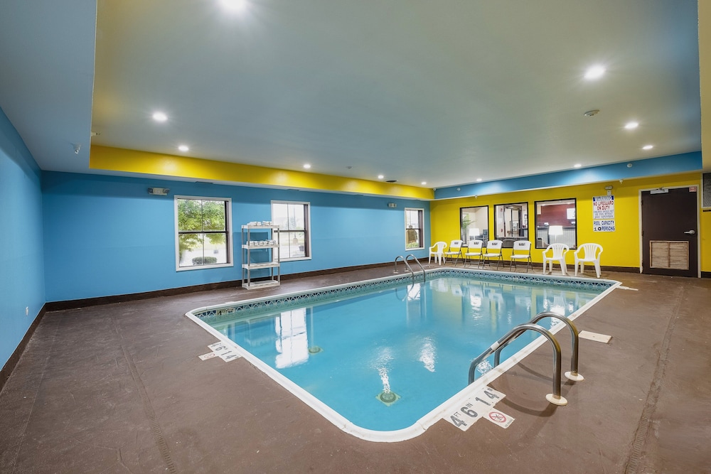 Econo Lodge Inn & Suites Monee 31/59