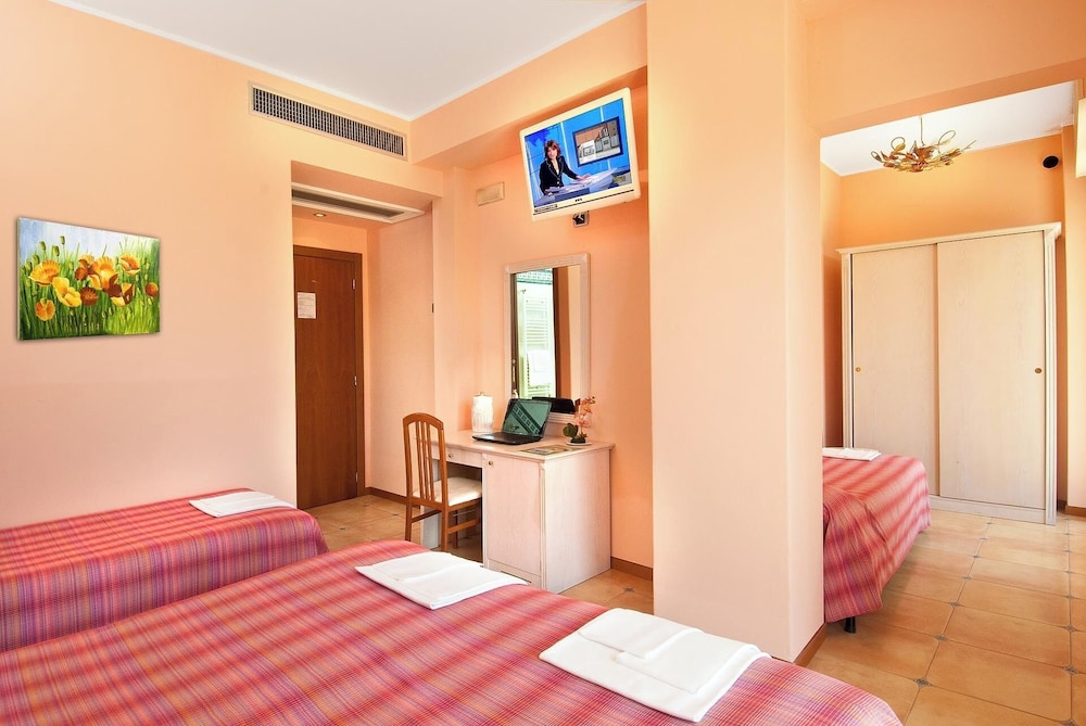 Relax, Quadruple, Double and Twin Beds، Hotel Le Querce 5/8