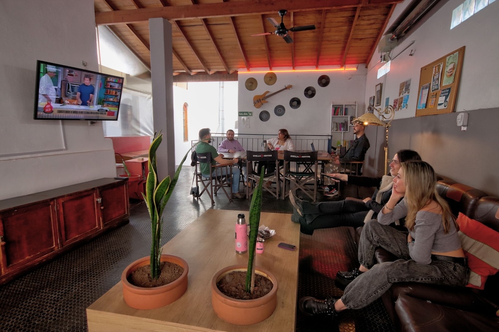 Play Hostel Soho 32/50