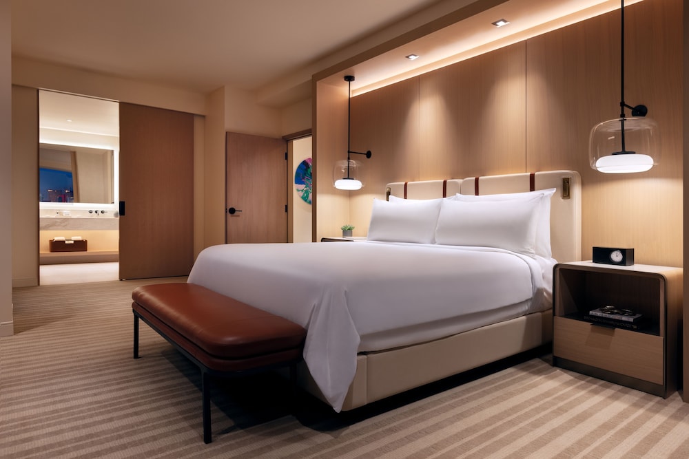 Suite, King Bed, Parlor