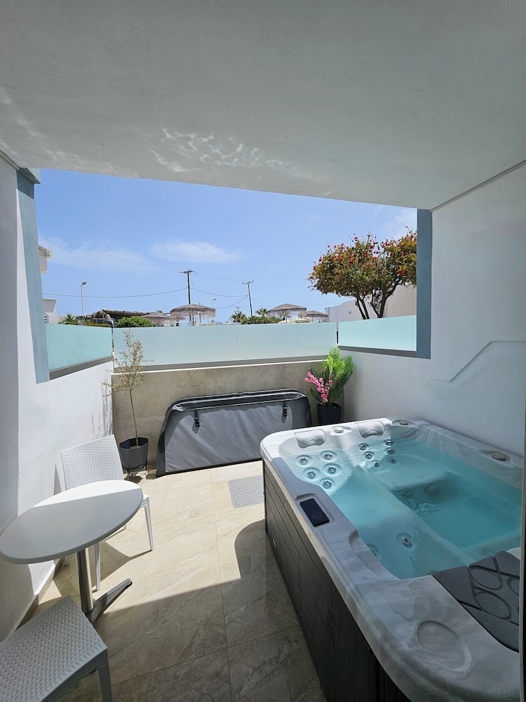 Maroula Blue Studios And Suites 38/70