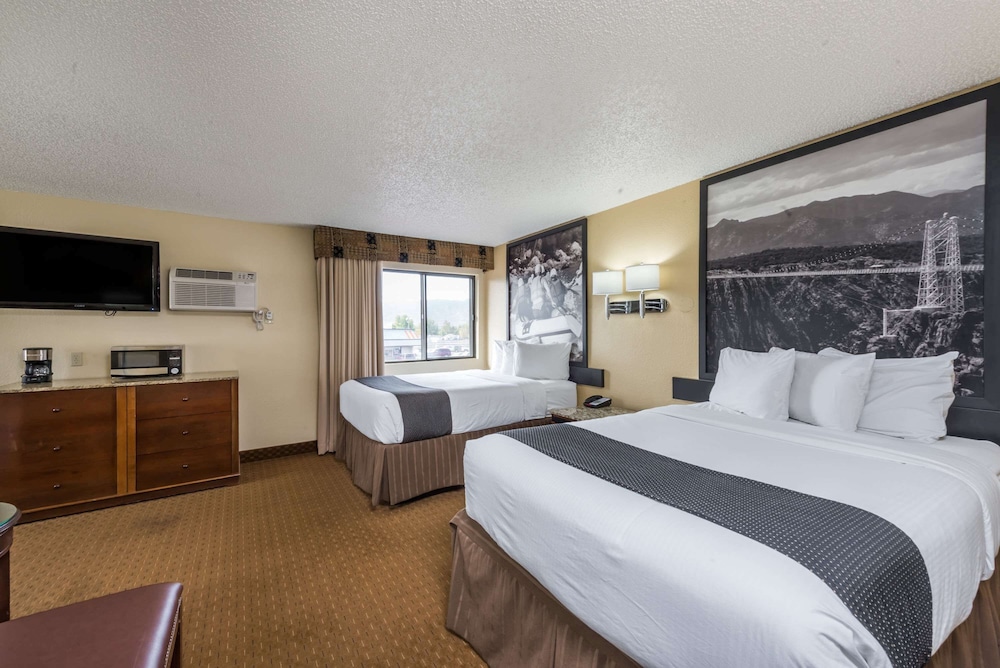 Super 8 by Wyndham Canon City 6/23