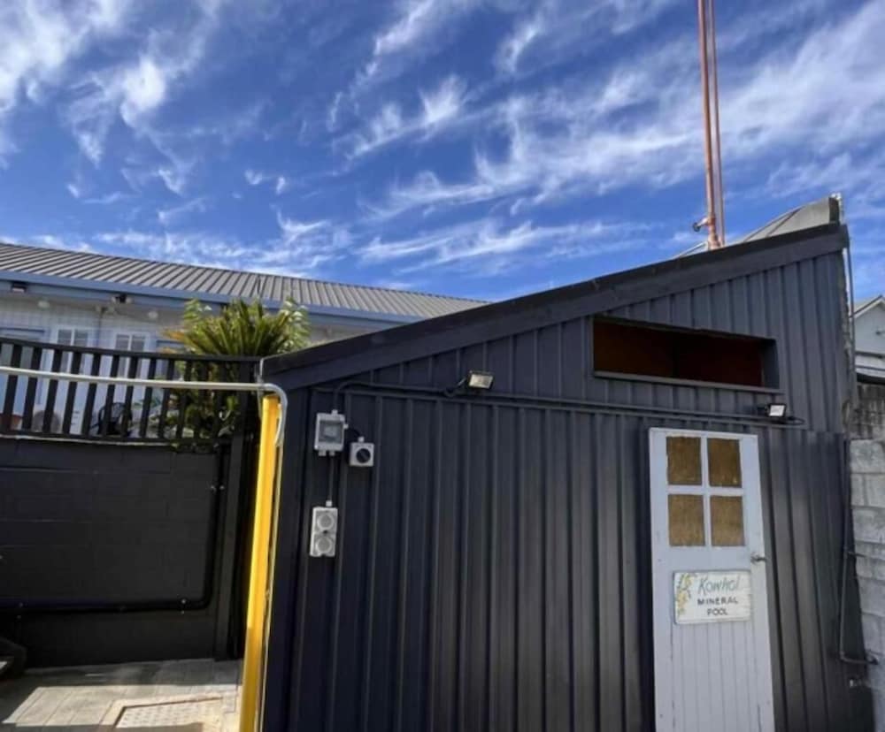 Kowhai And Colonial Motel 2/49