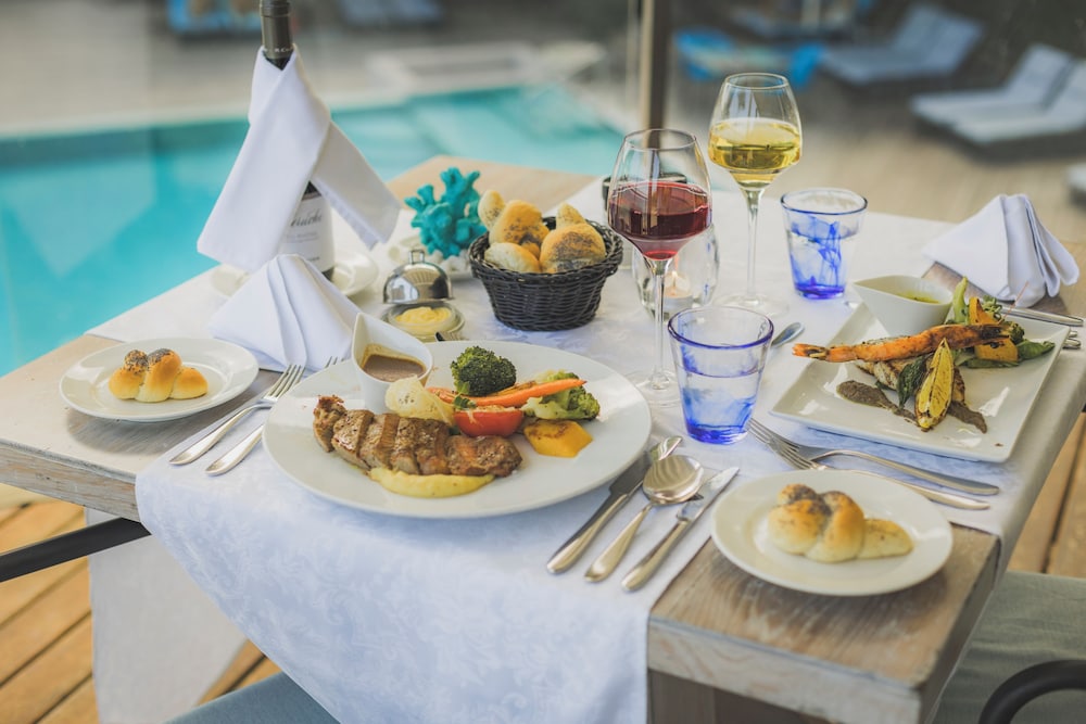 Carana Beach Hotel 50/68