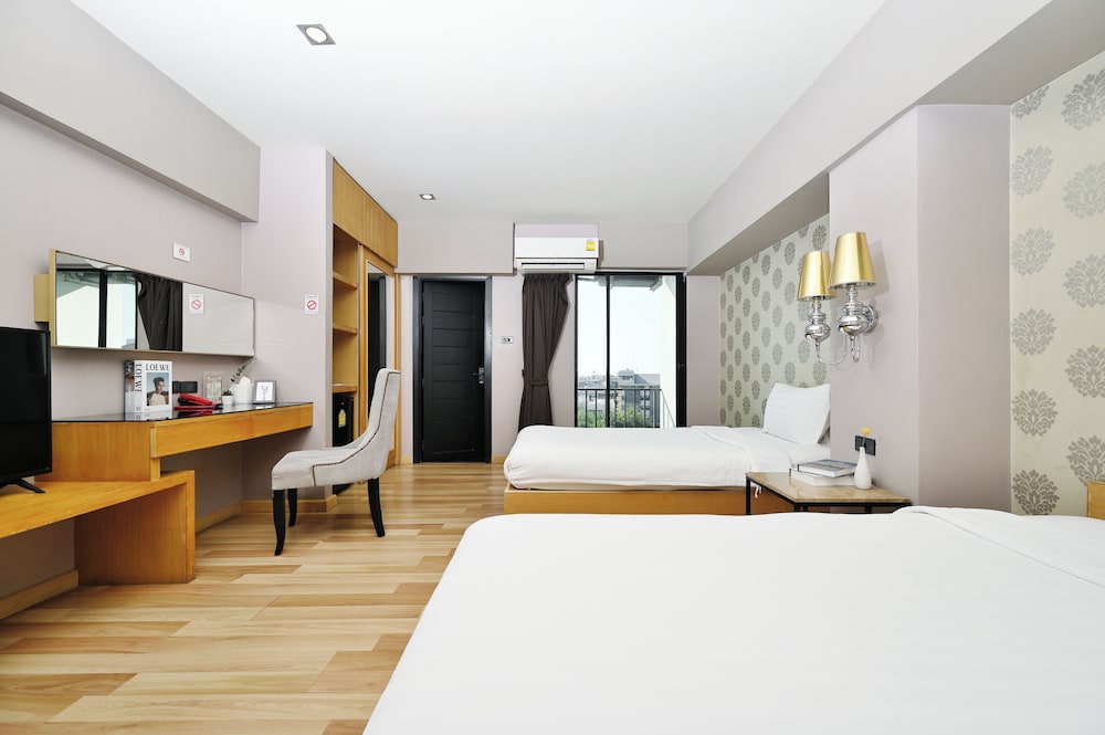 Diary Suite Hotel 11/50