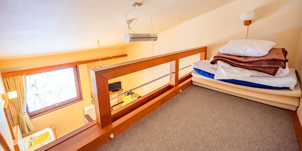 LOFT, STANDARD, MOUNTAIN VIEW, SHARED BATHROOM