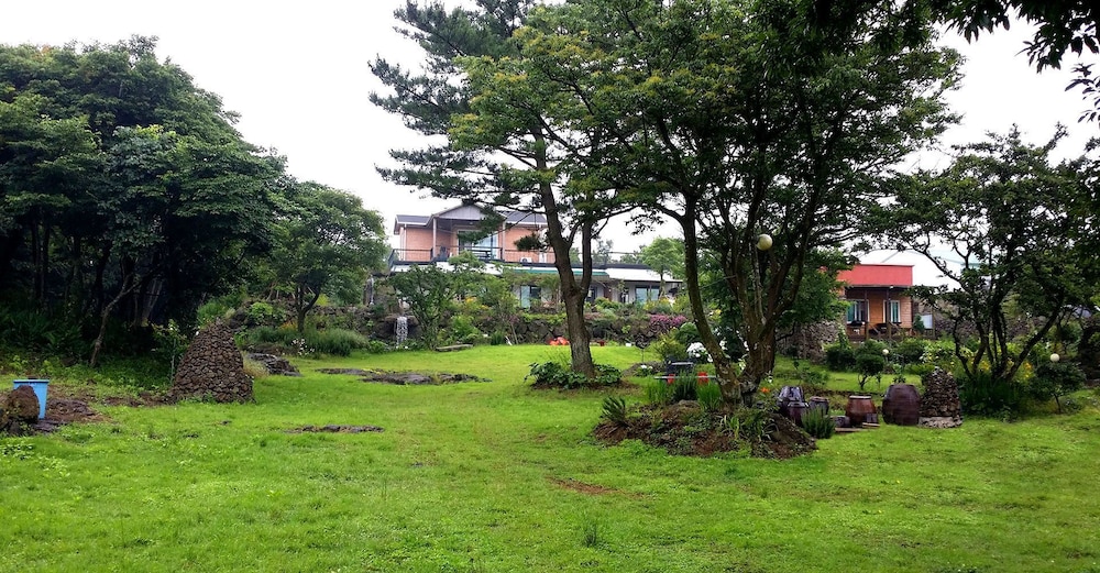 Jeju Gotjawal Geomoon Oreum Pension 41/50