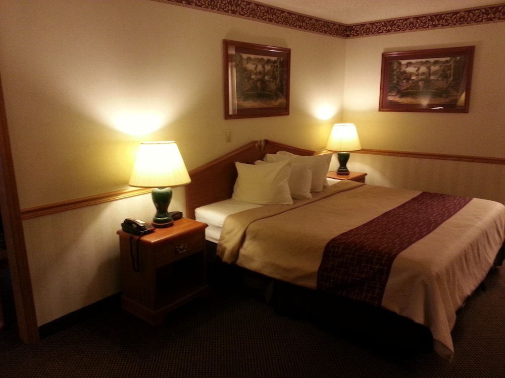 Days Inn & Suites by Wyndham Monroe 8/26