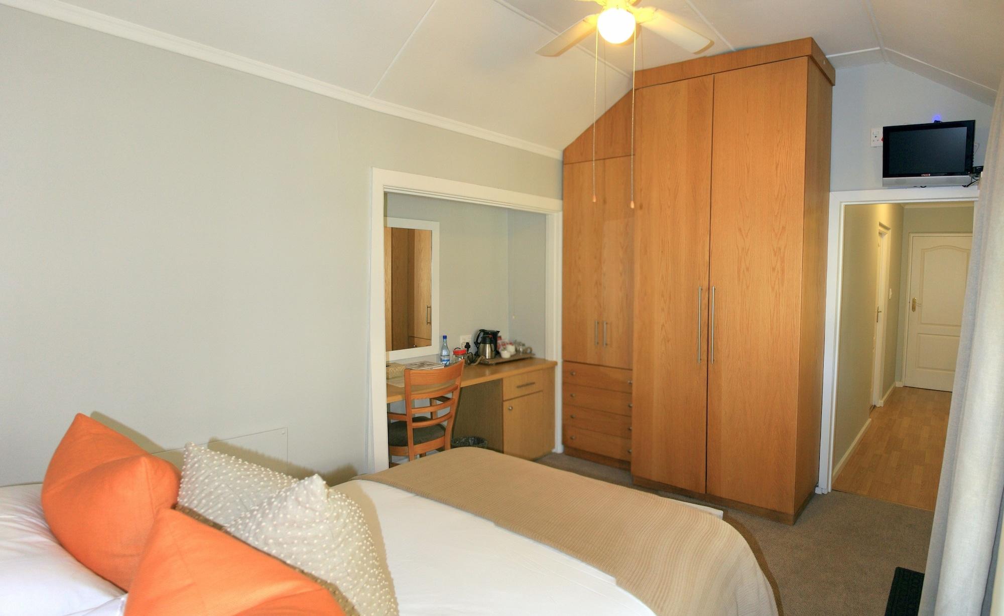 Lodge On Main Guest House 10/60