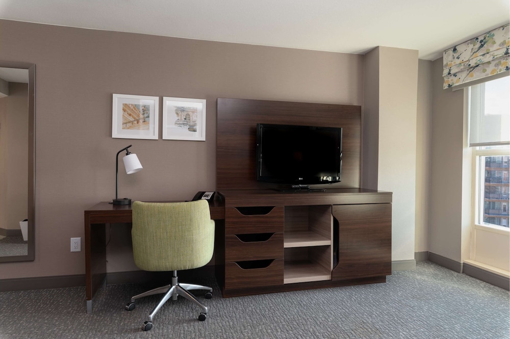 Hampton Inn & Suites Arlington Crystal City DCA 59/64