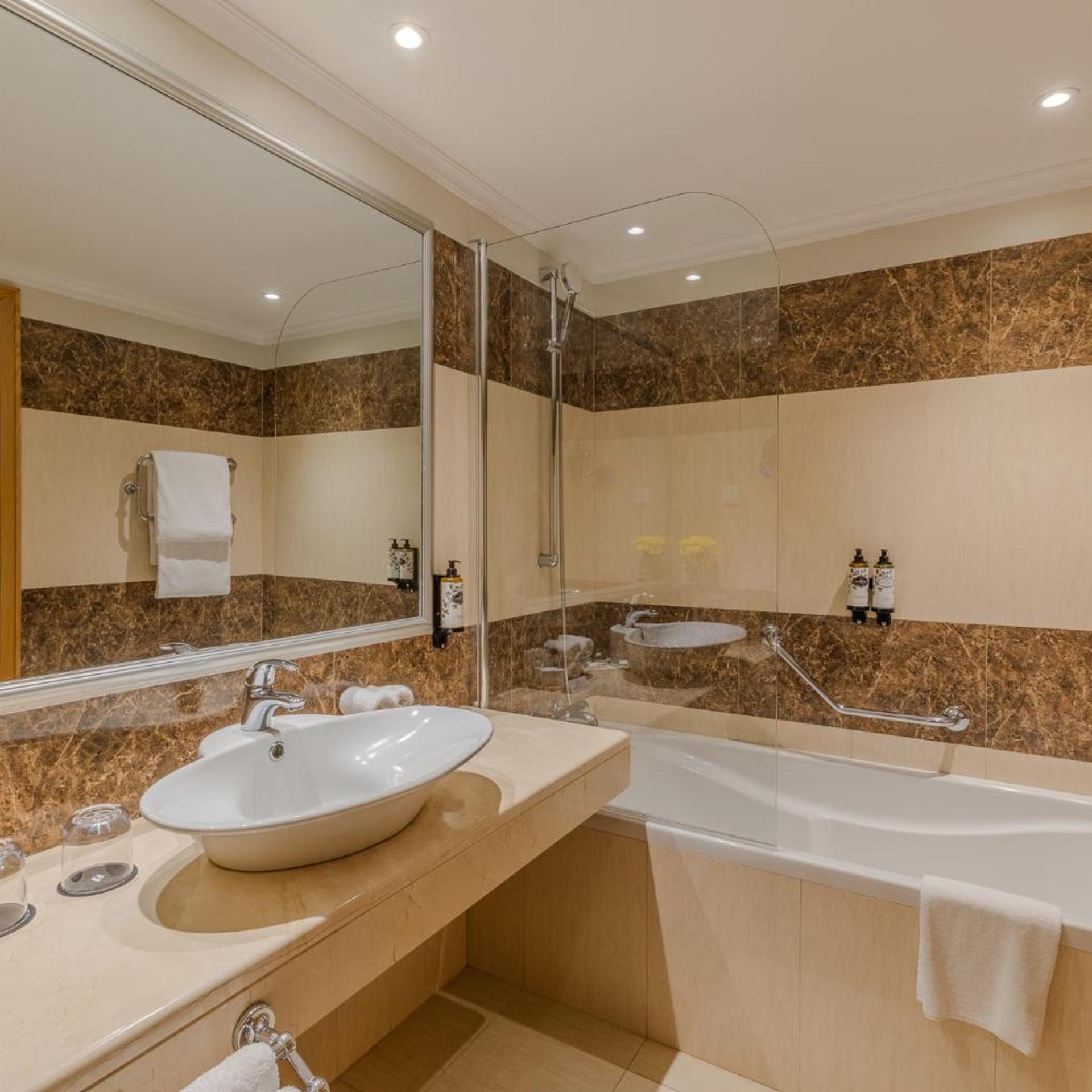 جناح جونيور رباعي، Pestana Carlton Madeira 6/6