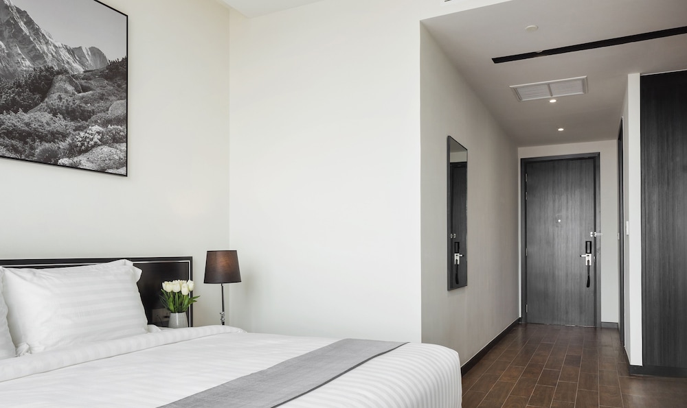Lyve Inc Hotel And Residence 8/70