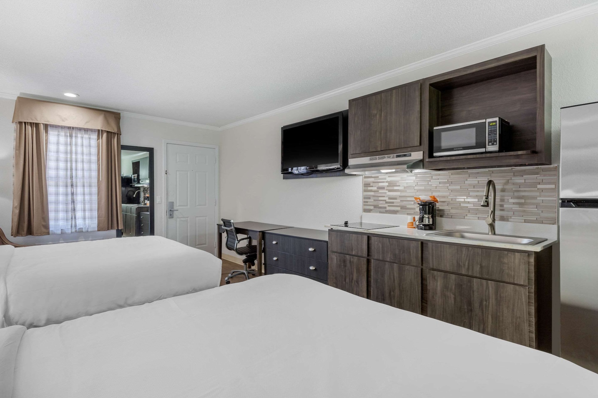 Efficiency, 2 Queen Beds