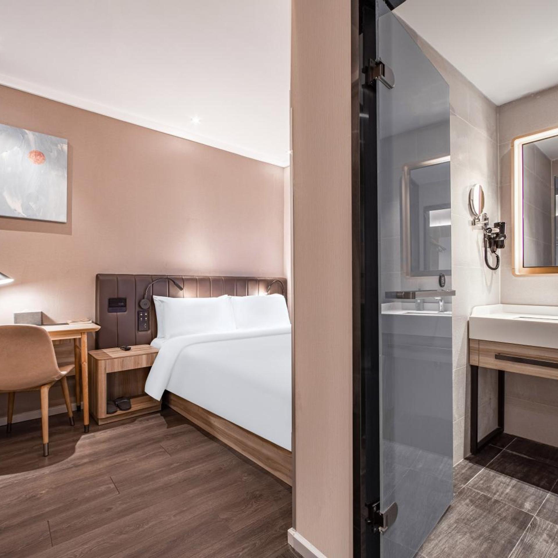 HanTing Premium Hotel (Shanghai Loushanguan Road Subway Station) 23/50