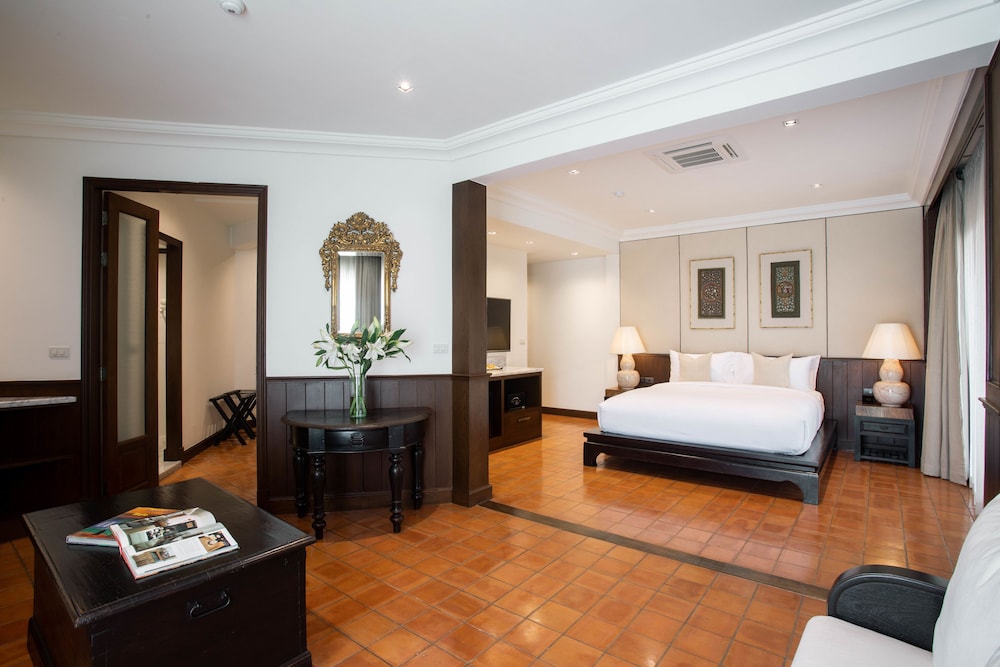 The Bridge An Eclectic Luxotel Chiangmai 24/72