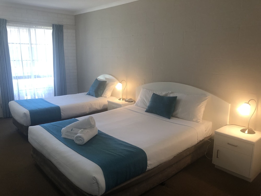 Capricorn Motor Inn 11/55