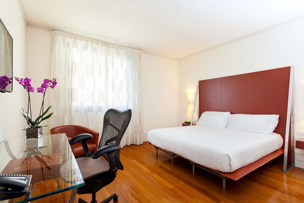 ROOM, KING BED