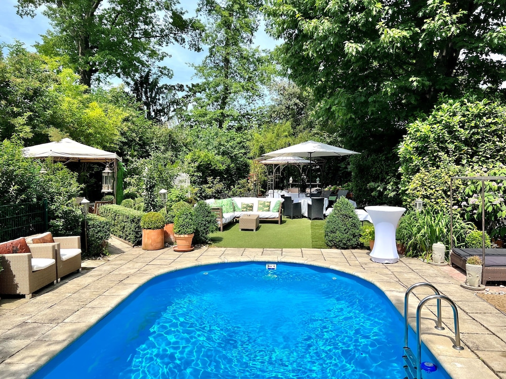 Hotel Ashley's Garden 33/34