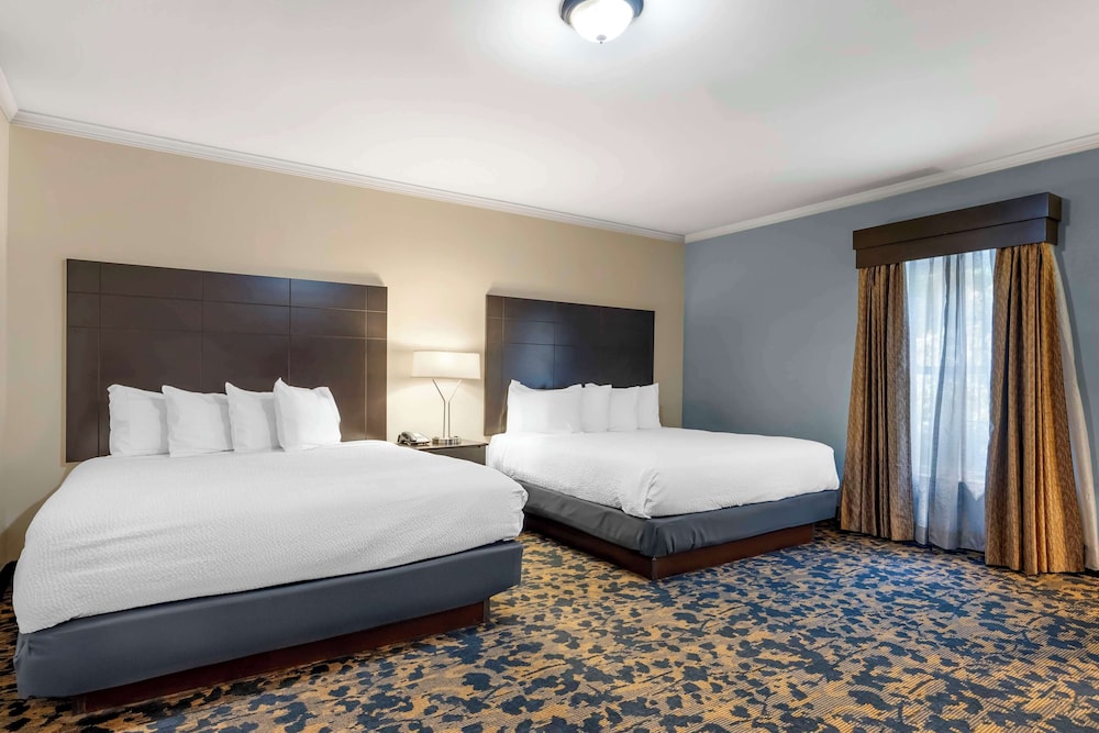 Suite, 2 Queen Beds, Living Area