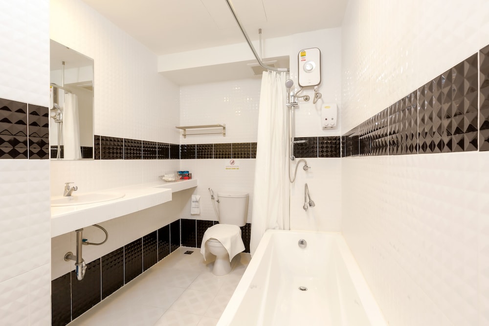 RoomQuest Suvarnabhumi Airport Rom Klao 52/55