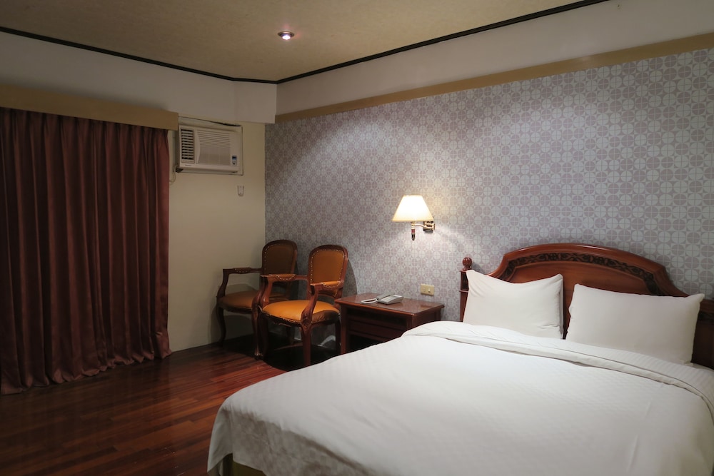 Champagne Hotel 9/36