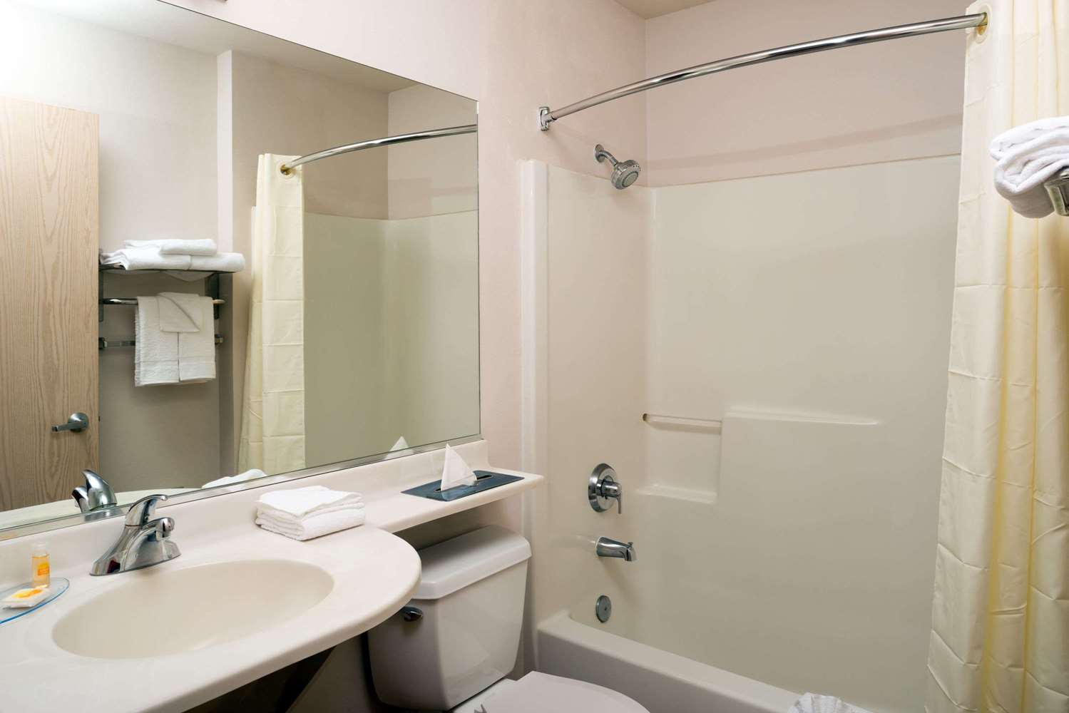 Days Inn & Suites By Wyndham Spokane Airport Airway Heights 40/41