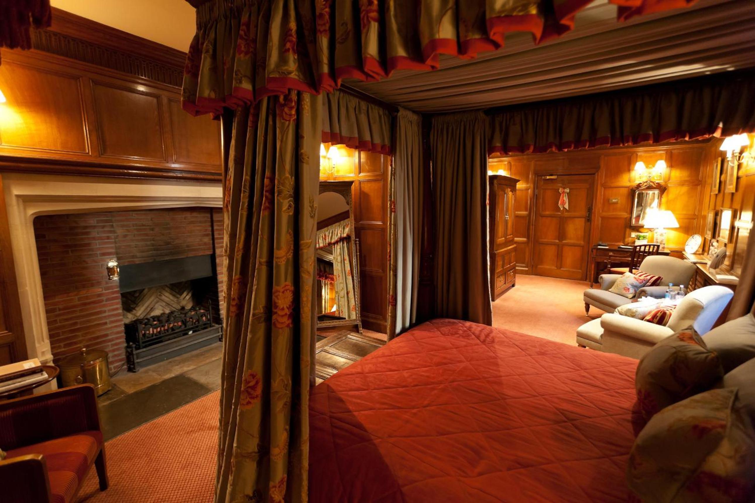 Four Poster, Superior, Queen Bed