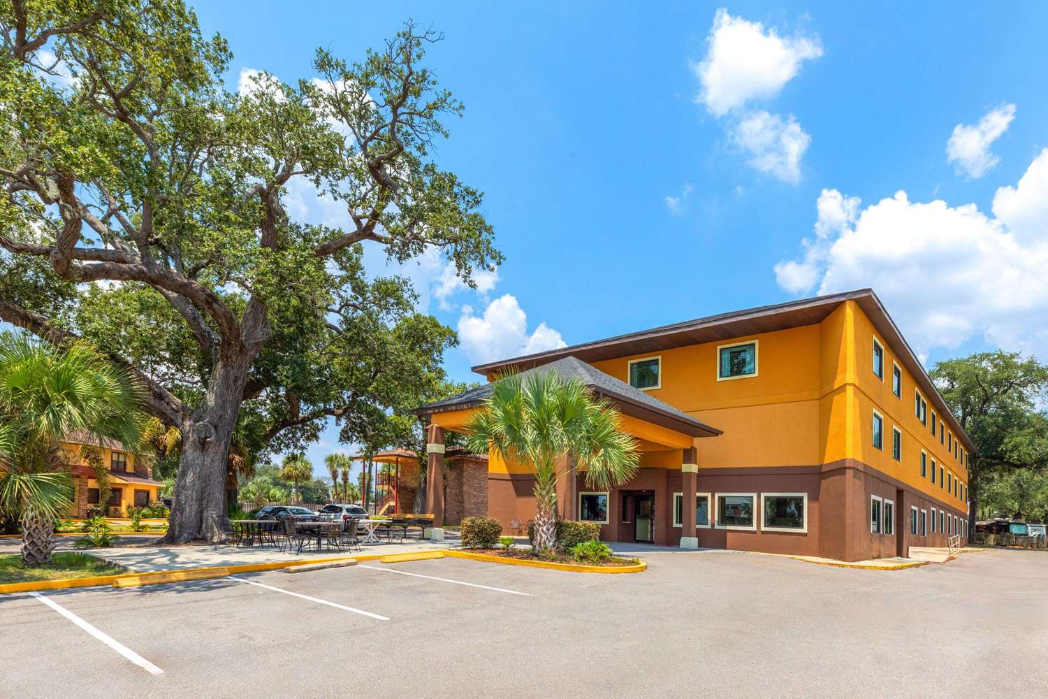 Days Inn By Wyndham Biloxi Beach 26/32