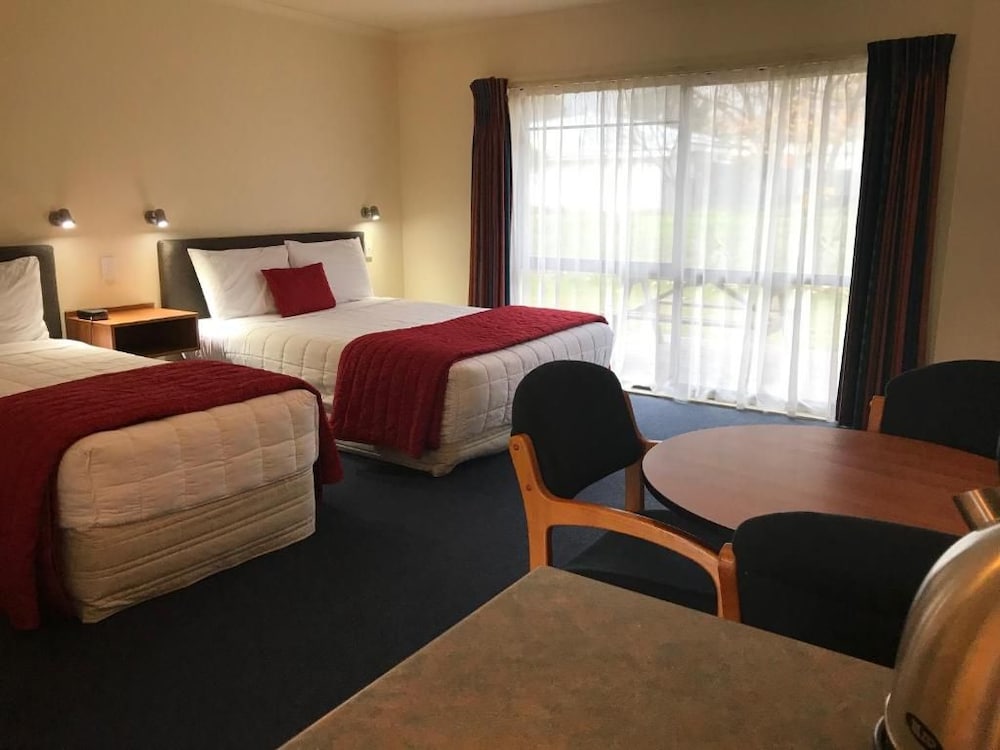 THE PEAKS MOTOR INN 15/40