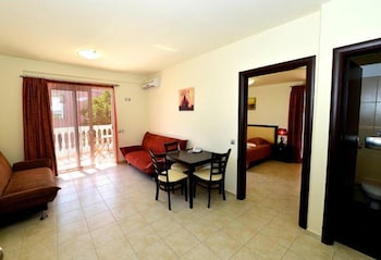 GOLDEN ROSE SUITES 36/62