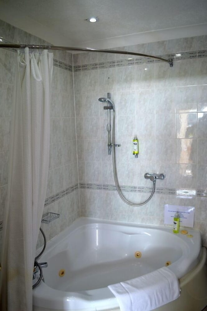 Watersedge Guest House 41/43