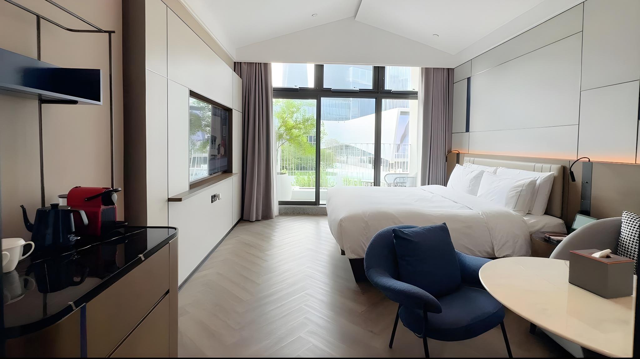 Executive, Queen Bed