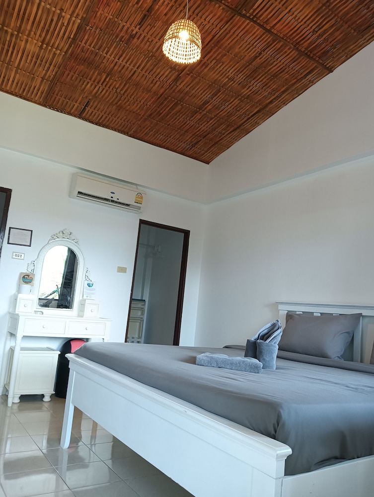 DELUXE, QUEEN BED, SEA VIEW