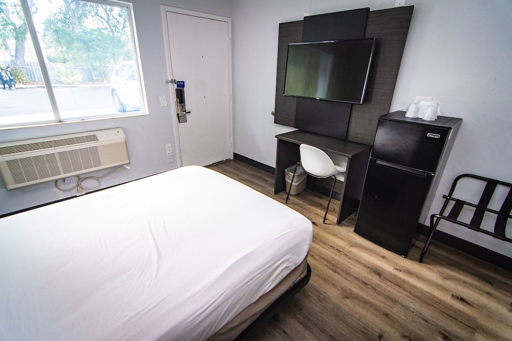 DELUXE, DOUBLE BED