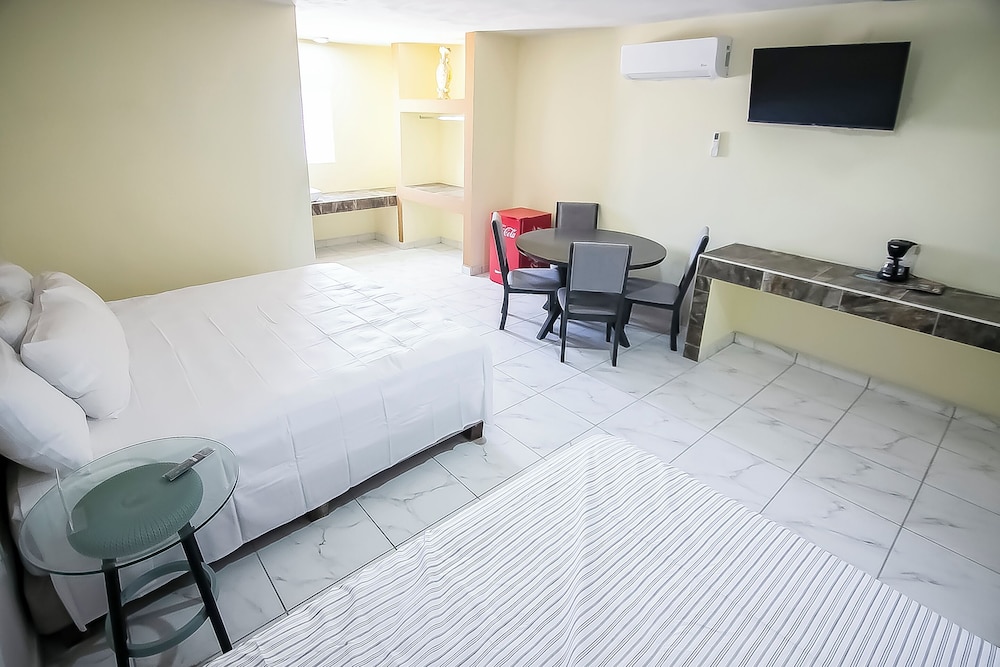OYO Hotel Plaza Las Torres, Cabo San Lucas 24/30