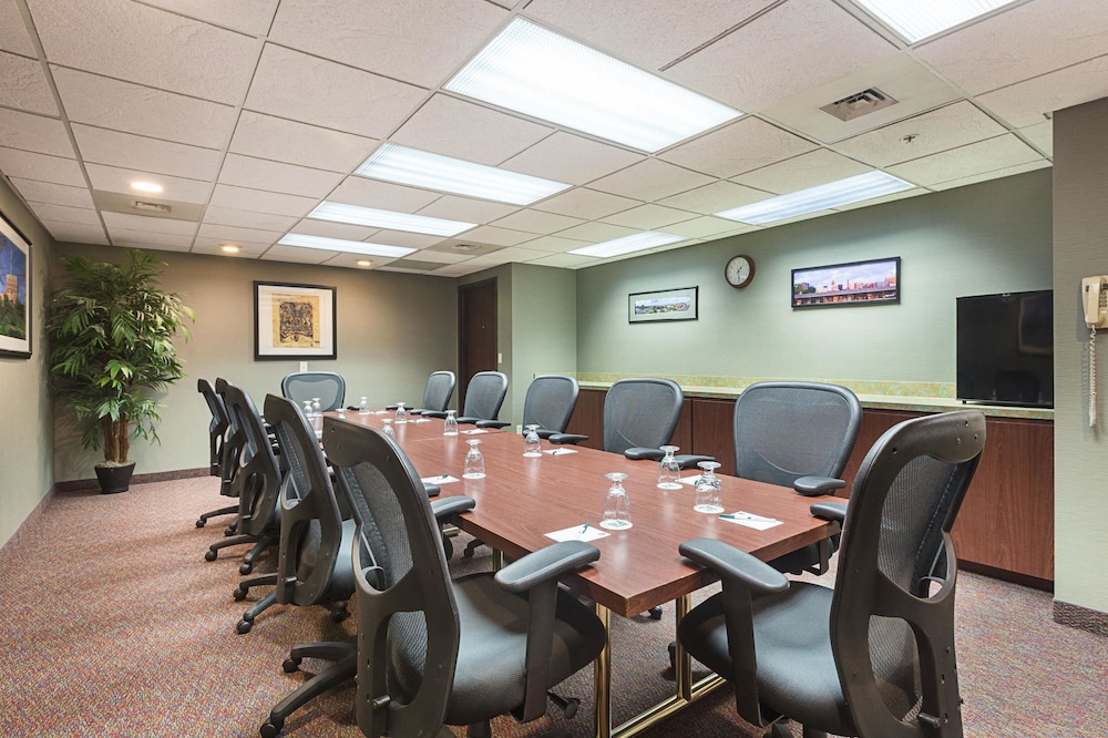 Quality Suites Lansing West 33/45