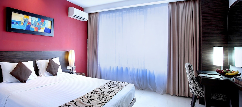 DELUXE, KING BED