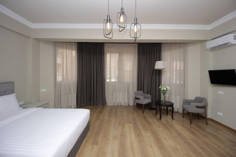 SUPERIOR, KING BED, CITY VIEW