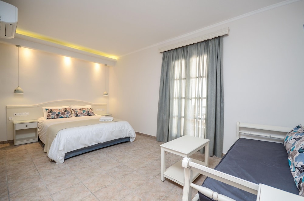 Spiros Hotel 23/83